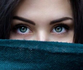 Olhos de mulher com micropigmentação nas sobrancelhas
