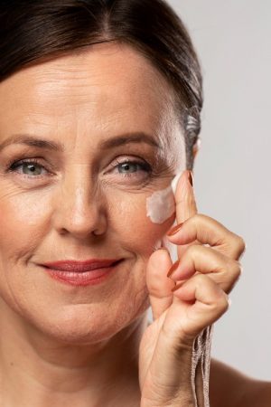 Veja como cuidar da pele aos 50 anos