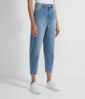 A calça jeans feminina está de volta; mais atemporal, impossível