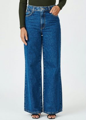A calça jeans feminina está de volta; mais atemporal, impossível