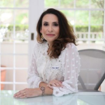 dermatologista Marcela Gomes explica como cuidar da pele na menopausa