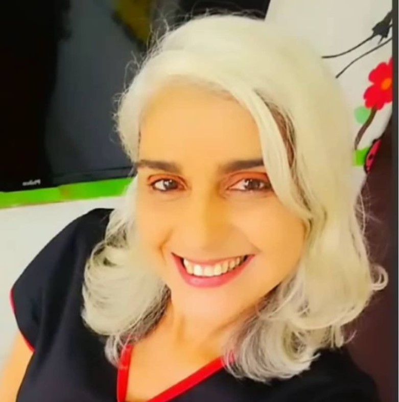 Renata Fonteles com cabelos brancos sorrindo