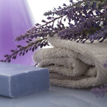 banho relaxante com produtos calmantes e cheirosos