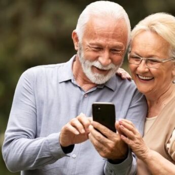 Casal senior com qualidade de vida e tecnologia para os 60 mais