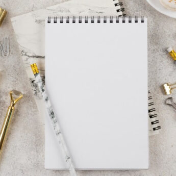 caderno e lápis para anotar como cumprir as promessas de ano novo em 2024